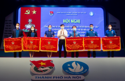 Đoàn Thanh niên Học viện Nông nghiệp Việt Nam vinh dự là một trong 6 đơn vị xuất sắc nhất năm học 2020-2021 khu vực Hà Nội được Trung ương Đoàn TNCS Hồ Chí Minh tặng cờ thi đua