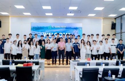 Sinh viên Khoa Công nghệ thông tin hào hứng trải nghiệm tại Công ty Cổ phần IL – SUNG TECH