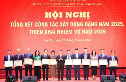 Học viện Nông nghiệp Việt Nam và Giám đốc Nguyễn Thị Lan nhận Bằng khen của Đảng ủy các trường cao đẳng, đại học Hà Nội