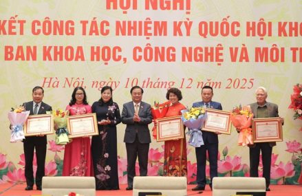 Đại biểu Quốc hội Nguyễn Thị Lan nhận Bằng khen của Ủy ban Thường vụ Quốc hội: Ghi nhận những đóng góp cho chính sách khoa học, công nghệ và môi trường
