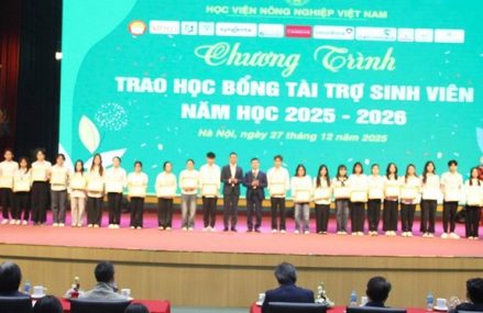 Gần 300 sinh viên Học viện Nông nghiệp Việt Nam nhận học bổng gần 1,3 tỷ đồng