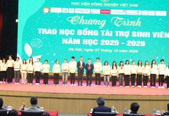 Gần 300 sinh viên Học viện Nông nghiệp Việt Nam nhận học bổng gần 1,3 tỷ đồng