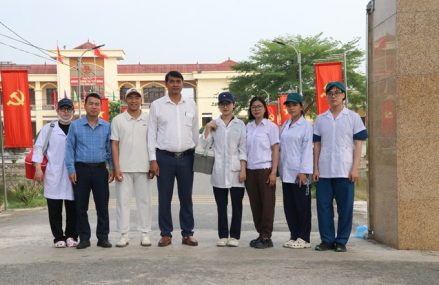 Câu lạc bộ chuyên ngành Thú y hỗ trợ xã Yên Đồng triển khai công tác tiêm phòng, cho đàn vật nuôi