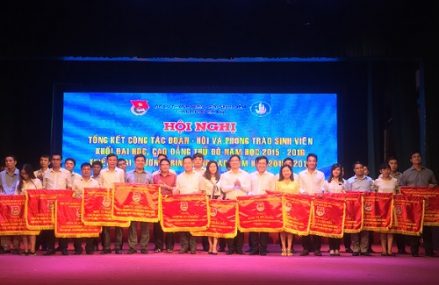 Đoàn Thanh niên Học viện nhận cờ thi đua đơn vị xuất sắc công tác Đoàn và phong trào thanh niên năm học 2015-2016