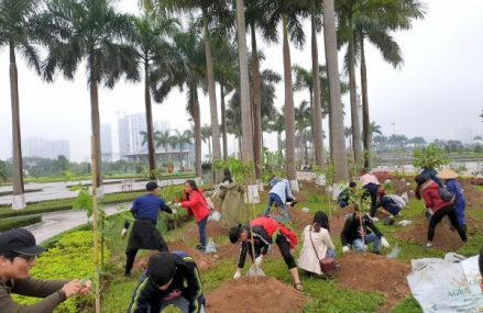 Sinh viên Học viện Nông nghiệp Việt Nam tham gia hoạt động trồng 1.000 cây hoa anh đào cùng tập đoàn AeonMall
