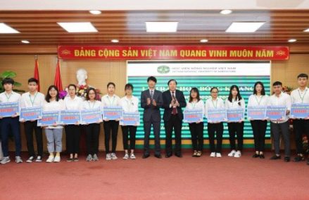 15 sinh viên Học viện Nông nghiệp Việt Nam nhận Học bổng Kitano của Công ty TNHH Điện Stanley Việt Nam