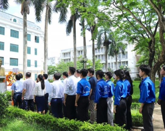 Cán bộ, viên chức và sinh viên Học viện Nông nghiệp Việt Nam dâng hoa tưởng niệm 20 năm ngày mất (04/7/2004-04/7/2024) của Giáo sư Bùi Huy Đáp