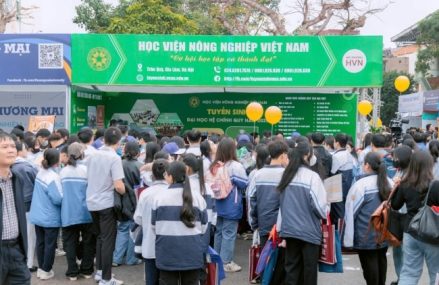 Gian tư vấn tuyển sinh – hướng nghiệp của Học viện Nông nghiệp Việt Nam thu hút nhiều học sinh, phụ huynh Hải Phòng