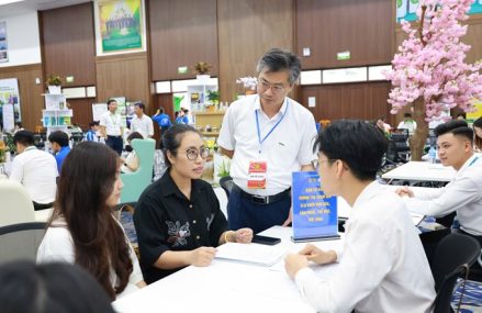 Ngày đầu tiên, đã có hàng trăm tân sinh viên đến nhập học tại Học viện Nông nghiệp Việt Nam