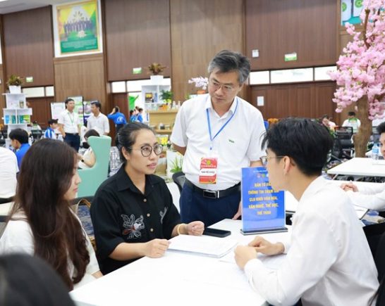 Ngày đầu tiên, đã có hàng trăm tân sinh viên đến nhập học tại Học viện Nông nghiệp Việt Nam