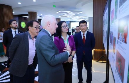 Trưng bày tranh về thành tựu công nghệ trong nông nghiệp Argentina tại Học viện Nông nghiệp Việt Nam