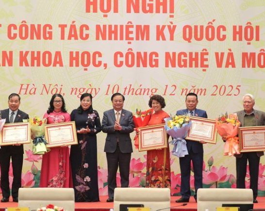 Đại biểu Quốc hội Nguyễn Thị Lan nhận Bằng khen của Ủy ban Thường vụ Quốc hội: Ghi nhận những đóng góp cho chính sách khoa học, công nghệ và môi trường