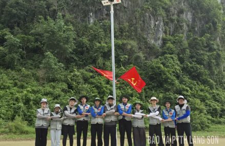 Bàn giao công trình thắp sáng đường thôn tại xã Na Sầm