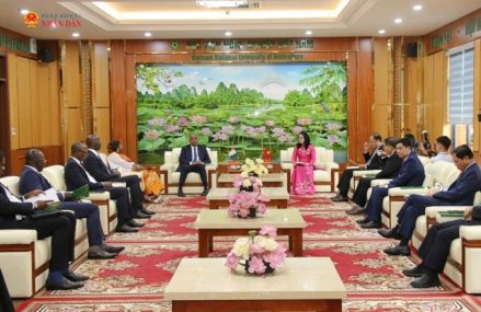 Chủ tịch Quốc hội Bờ Biển Ngà thăm Học viện Nông nghiệp Việt Nam